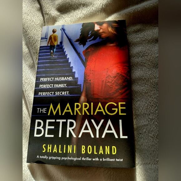 Source Unknown Book Set with Blue, Red, Yellow Covers - Picture 4 of 5